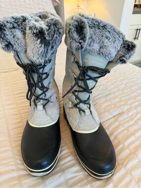 Women’s white suede and Gray Faux-Fur Winter Lace-Up Boots size 7